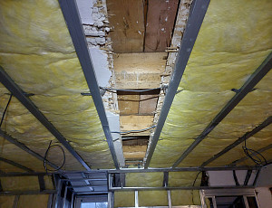 Zateplení stropu bytu pomocí foukané izolace